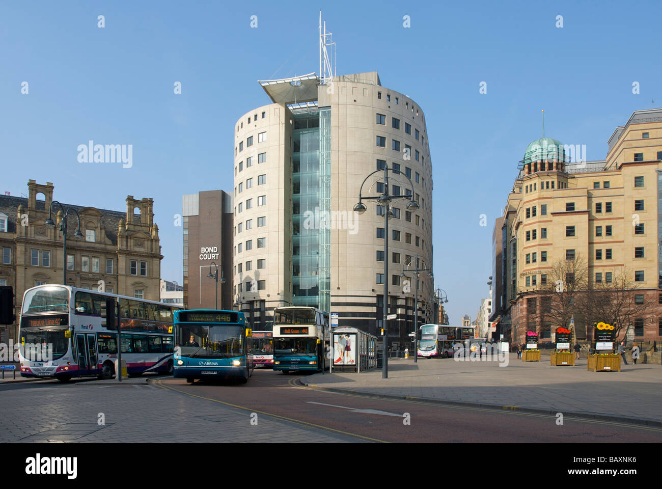 Bond Corte, un nuovo edificio che domina la piazza della città di Leeds, West Yorkshire, Inghilterra, Regno Unito Foto Stock