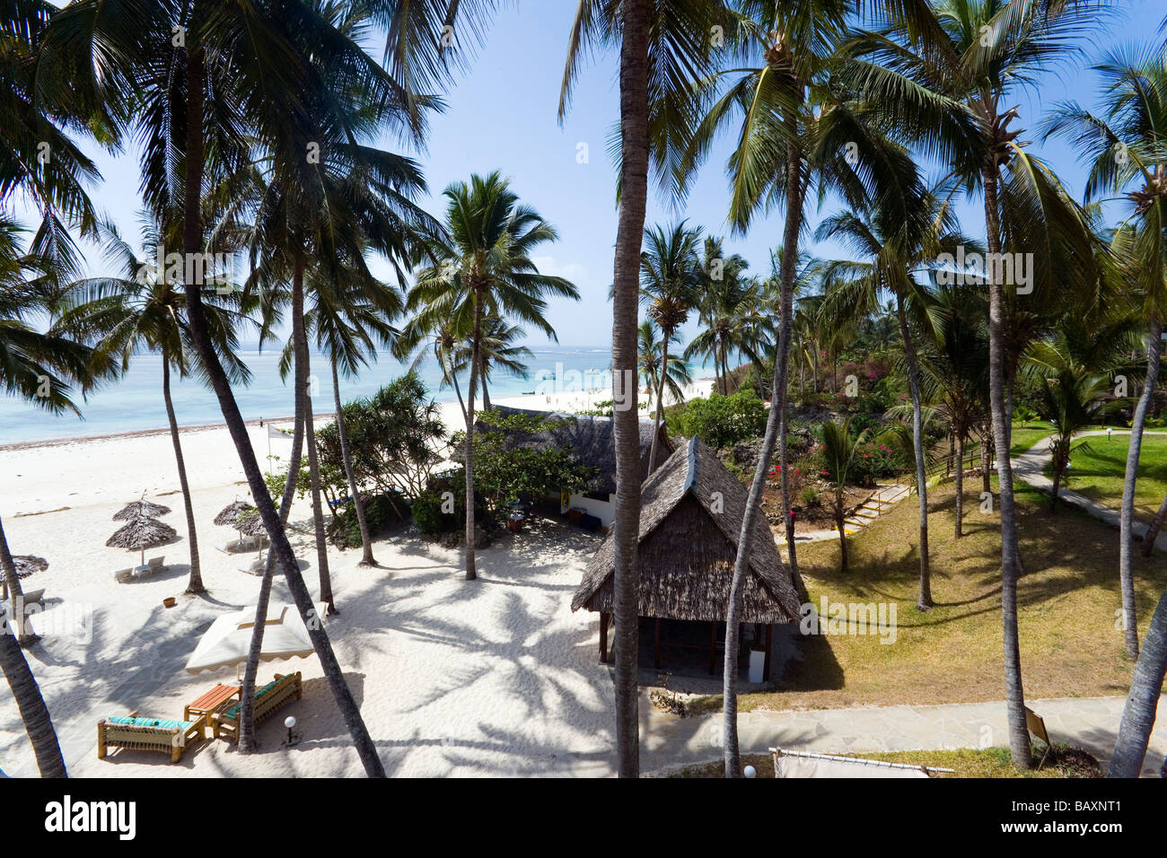 Vista sulla spiaggia bianca del Leisure Lodge Hotel, Diania Beach, costa, Kenya Foto Stock