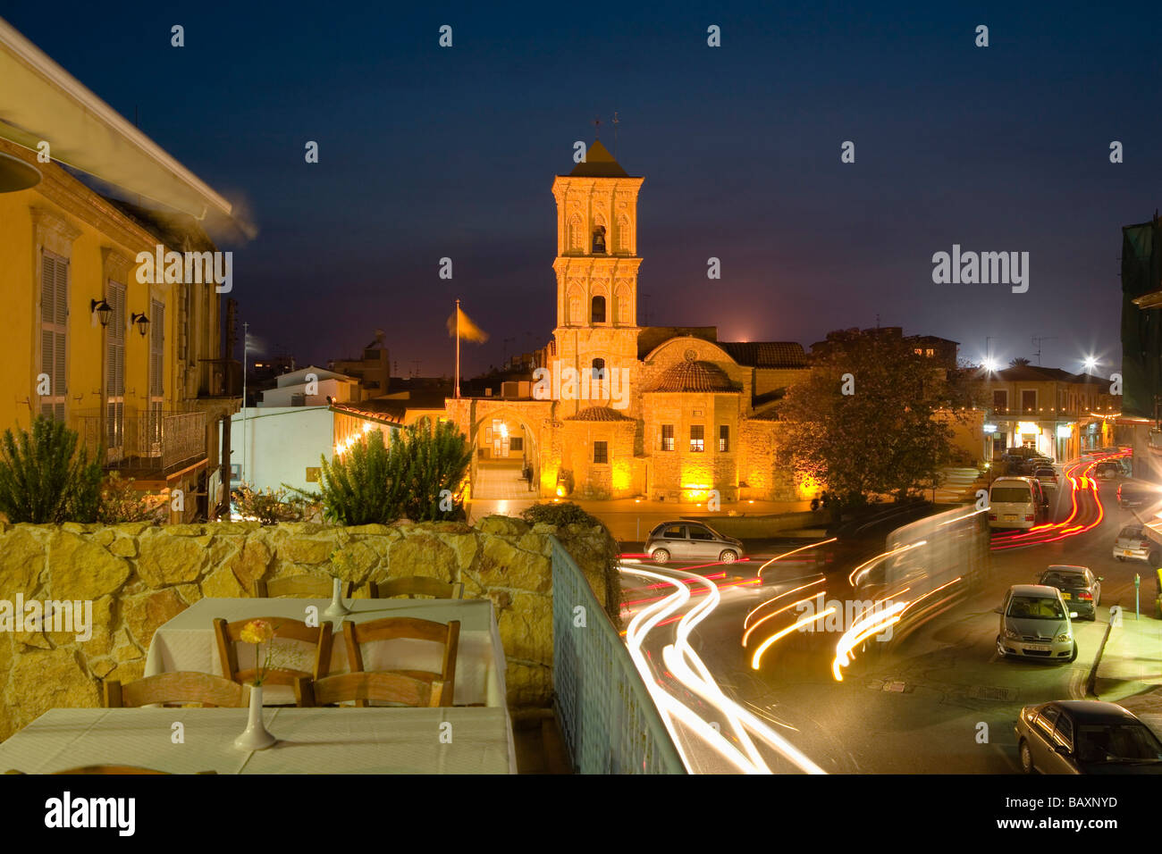 Agios Lazaros chiesa di notte presi da Taratsa Taverna ristorante sul tetto, Larnaka, Cipro del Sud, Cipro Foto Stock