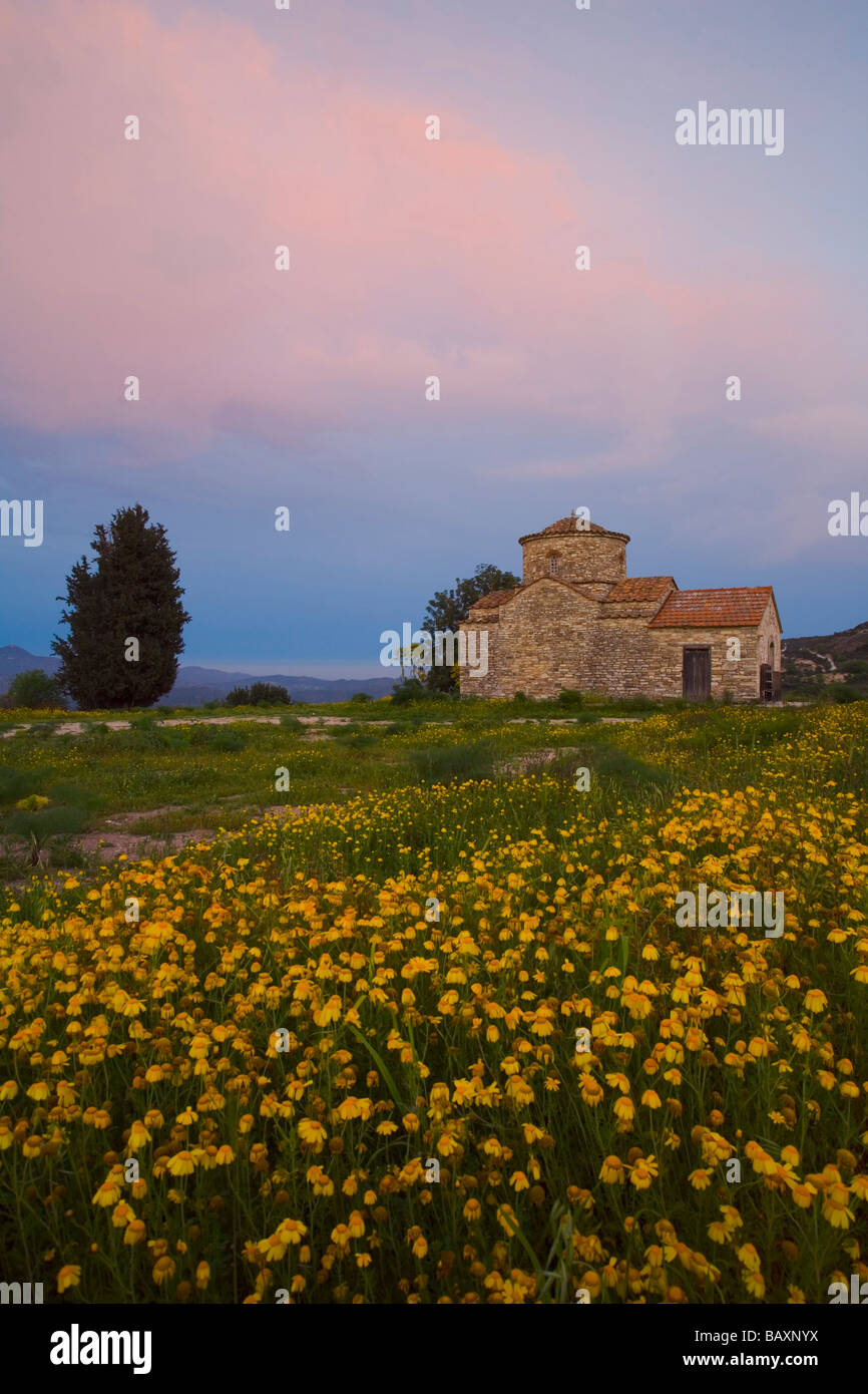 La Chiesa in un prato di fiori, Kato Lefkara, Lefkara, Cipro del Sud, Cipro Foto Stock