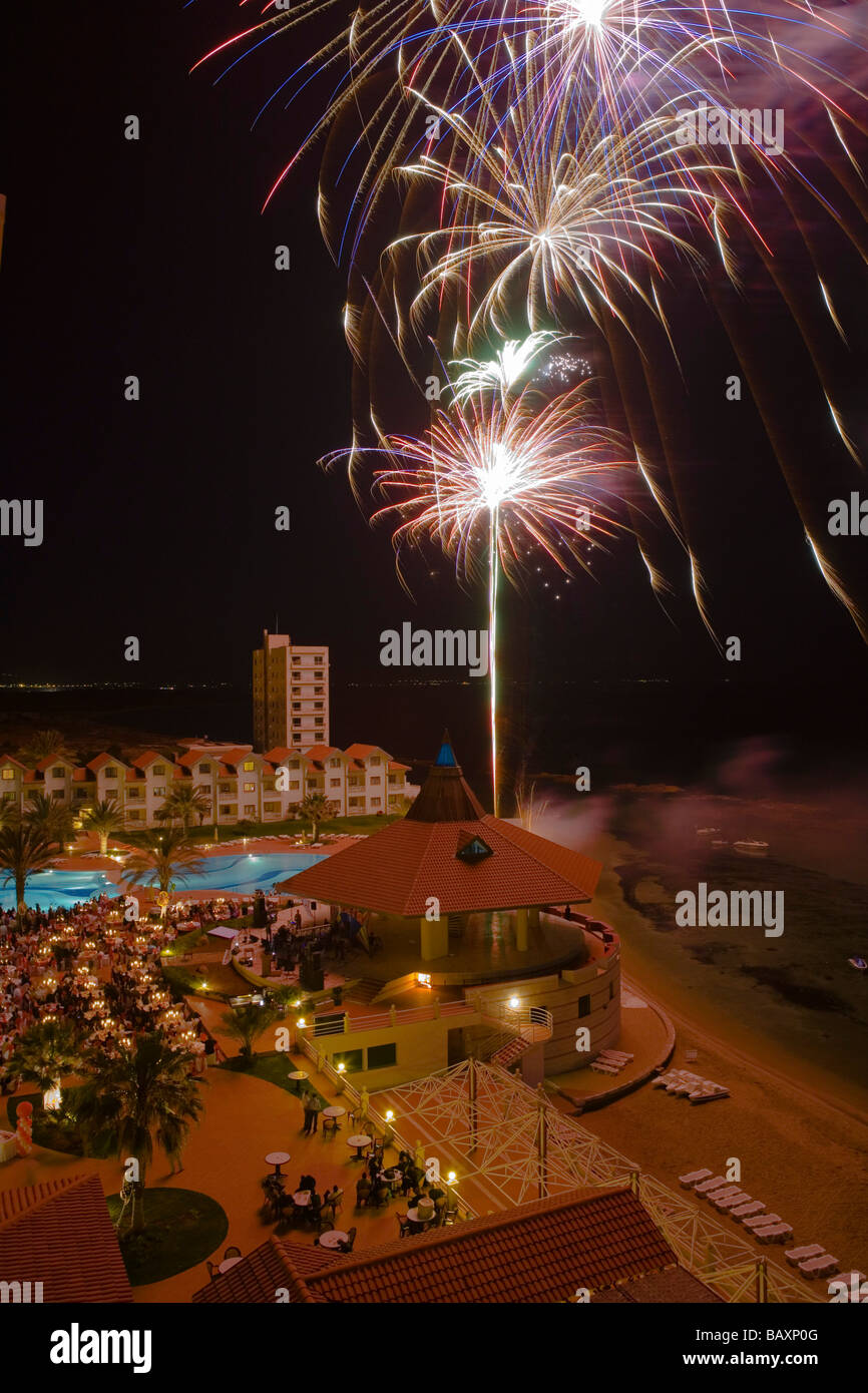 Cena a lume di candela e fuochi d'artificio vicino alla piscina a Salamis Bay Conti Resort Hotel, salami, a nord di Cipro, Cipro Foto Stock