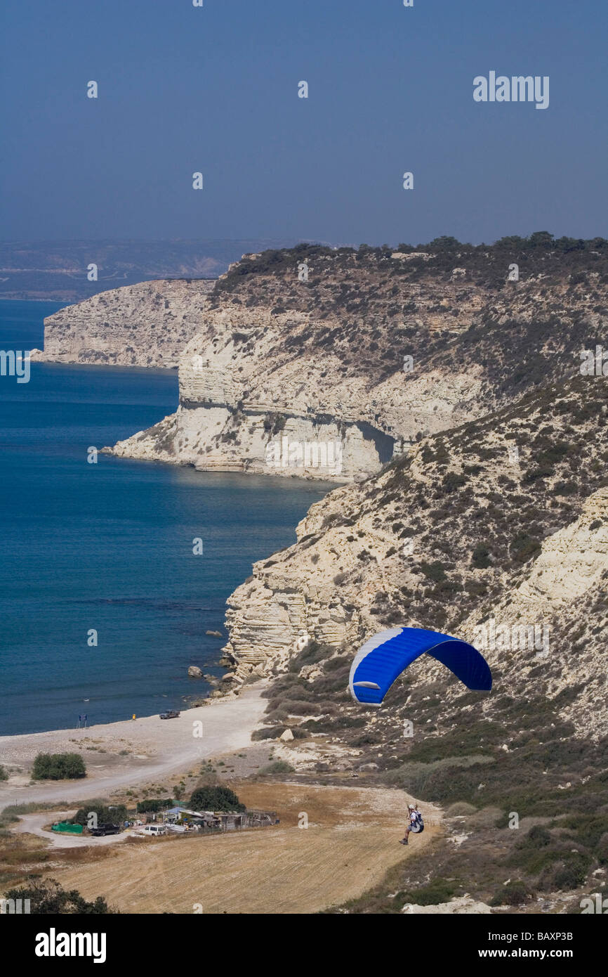 Parapendio oltre la ripida costa rocciosa, Kourion, Cipro del Sud, Cipro Foto Stock