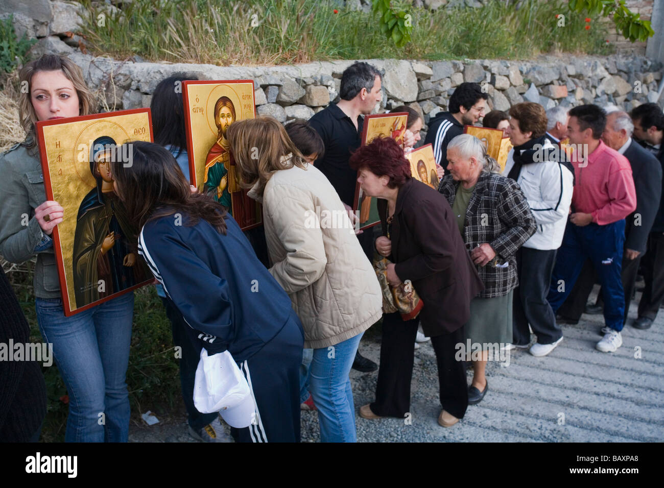 Persone azienda icone in una processione, persone baciare le icone icona ortodossa processione, Agros, monti Troodos, Cipro del Sud, Cy Foto Stock