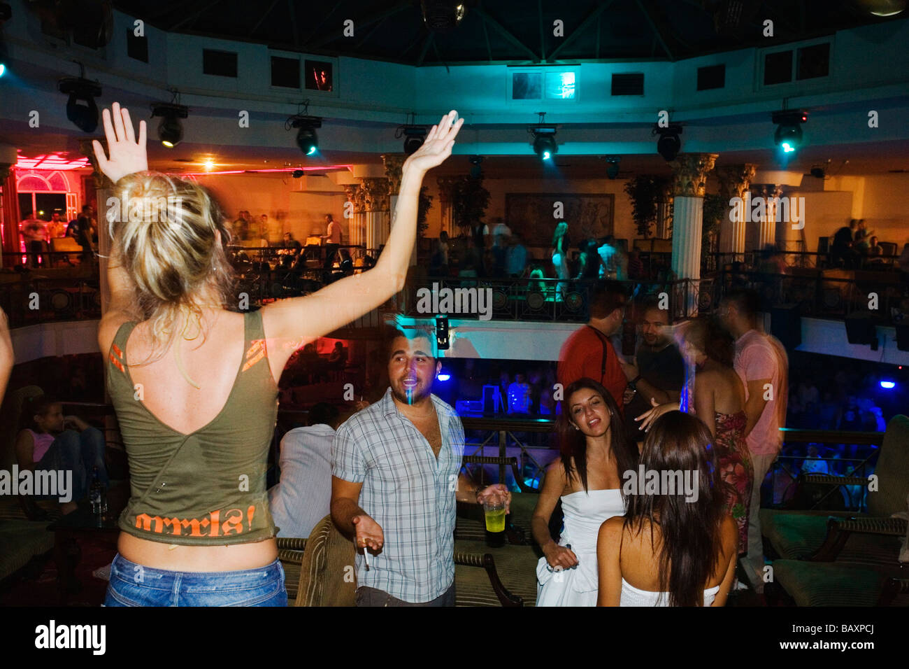 I giovani per divertirsi in una discoteca, Lions Garden Discothek, Famagosta, Ammochostos, Gazimagusa, Cipro Foto Stock