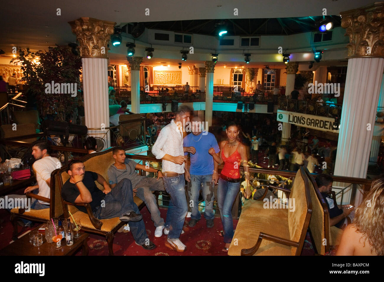 I giovani per divertirsi in una discoteca, Lions Garden Discothek, Famagosta, Ammochostos, Gazimagusa, Cipro Foto Stock