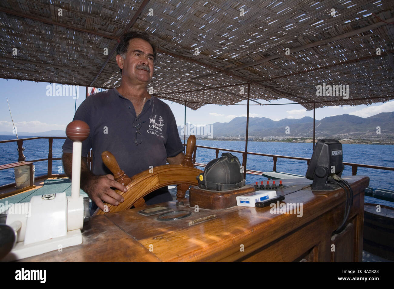 Skipper, capitano al volante, Neptun pirat gita in barca, Kaleidoskop Turizm, Kyrenia, Girne, costa Nord, Cipro Foto Stock