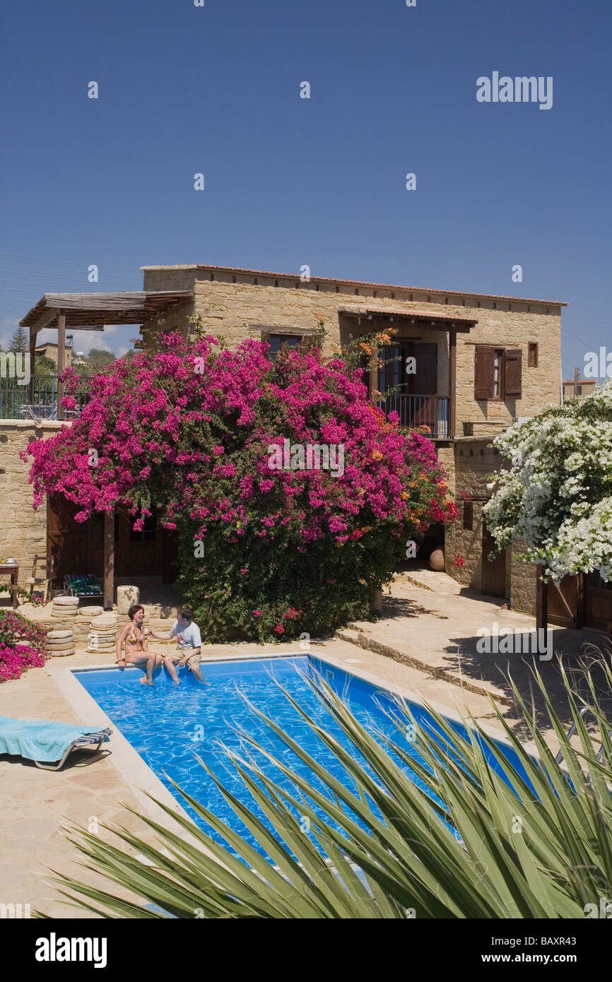 Un giovane seduto sul bordo della piscina, Tradizionale guesthouse e piscina, Cipro Villaggi case tradizionali Ltd., Agriturismo, Foto Stock