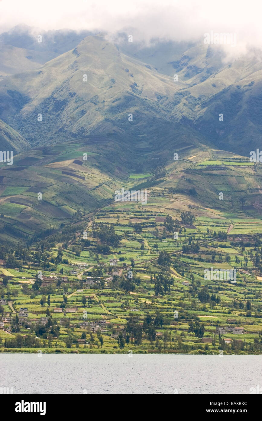 I campi di seguito Fuya Fuya vulcano dal Lago de San Pablo vicino alla città mercato di Otavalo Imbabura Provincia Altipiani Ecuador Foto Stock