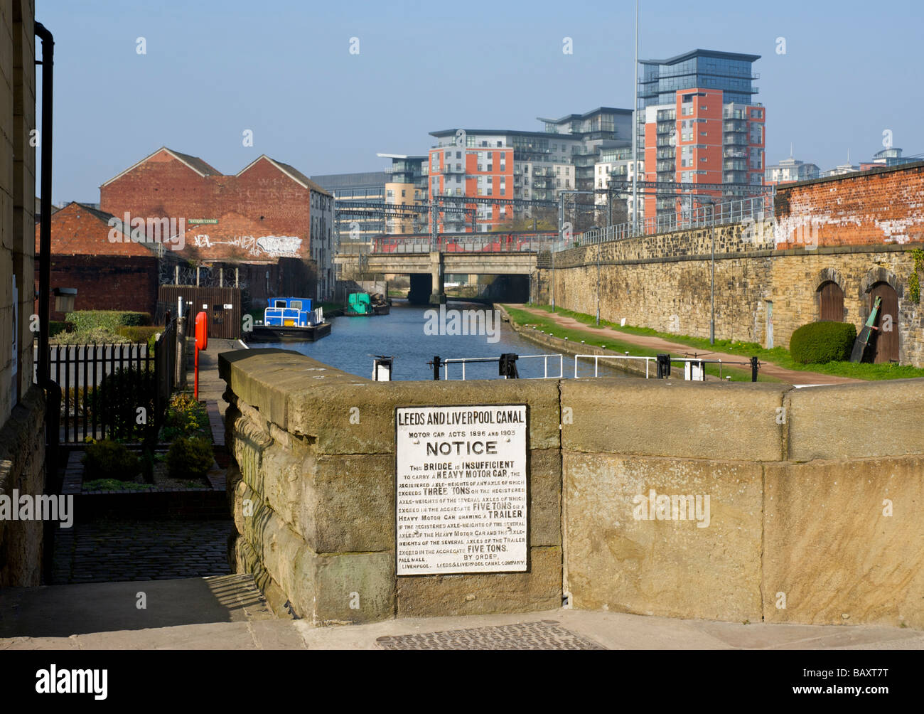 Il vecchio segno che dettaglia le restrizioni di peso sul ponte su Leeds e Liverpool Canal, Leeds, West Yorkshire, Inghilterra, Regno Unito Foto Stock