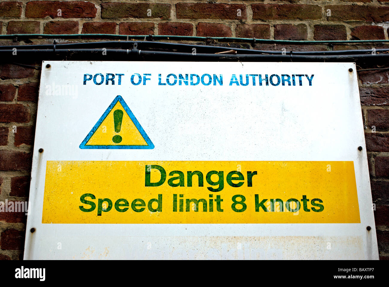 Pericolo di limite di velocità 8 nodi port of London authority segno di fronte al fiume Tamigi a Richmond bridge, Surrey, Inghilterra Foto Stock
