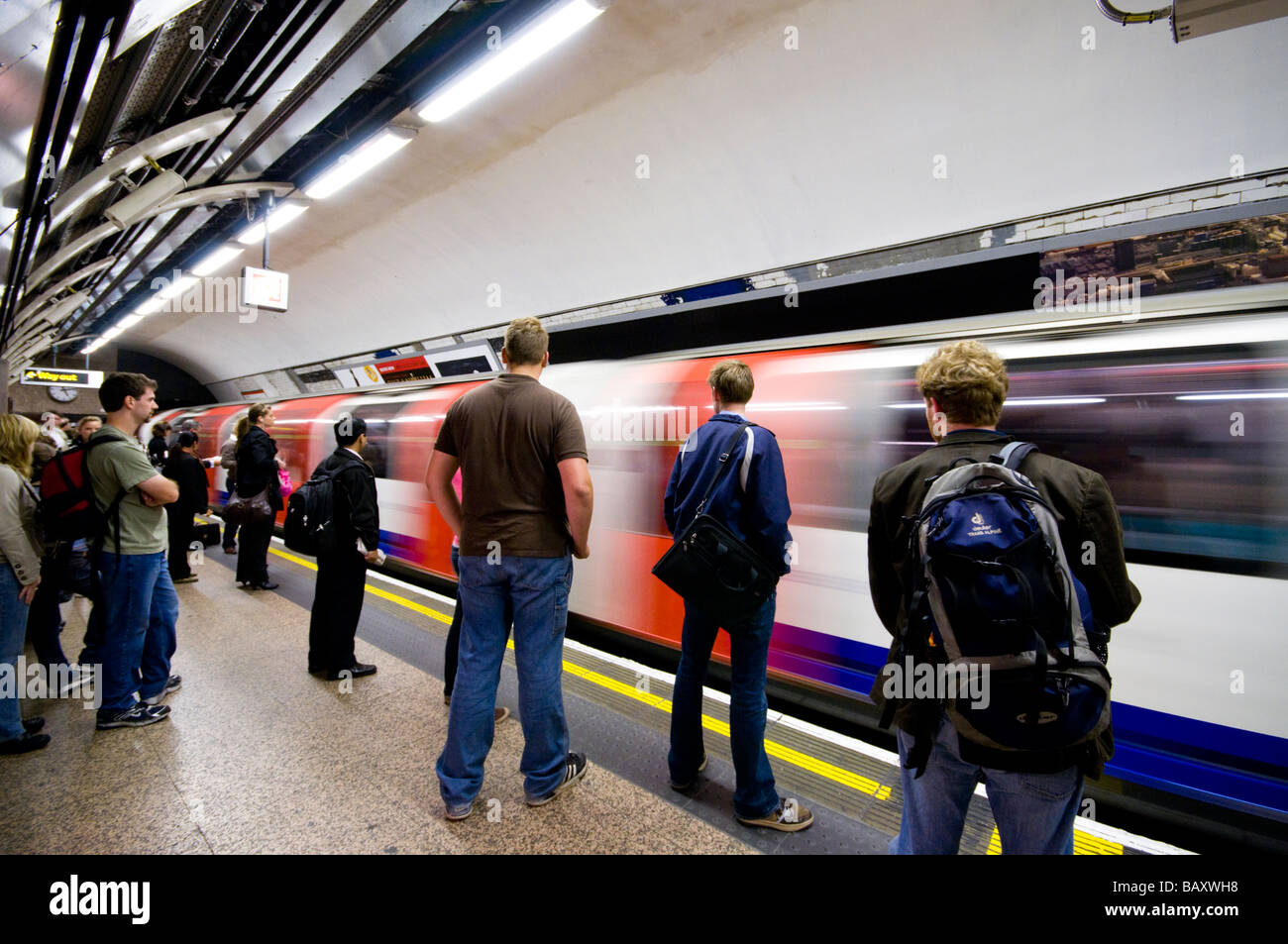 La metropolitana di Londra la piattaforma, REGNO UNITO Foto Stock