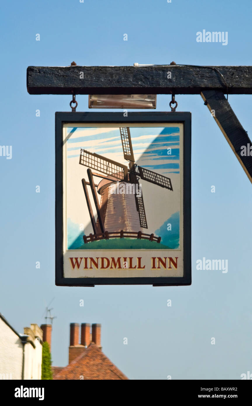 Verticale fino in prossimità di un tradizionale vecchio pub in legno segno appeso contro un luminoso cielo blu Foto Stock