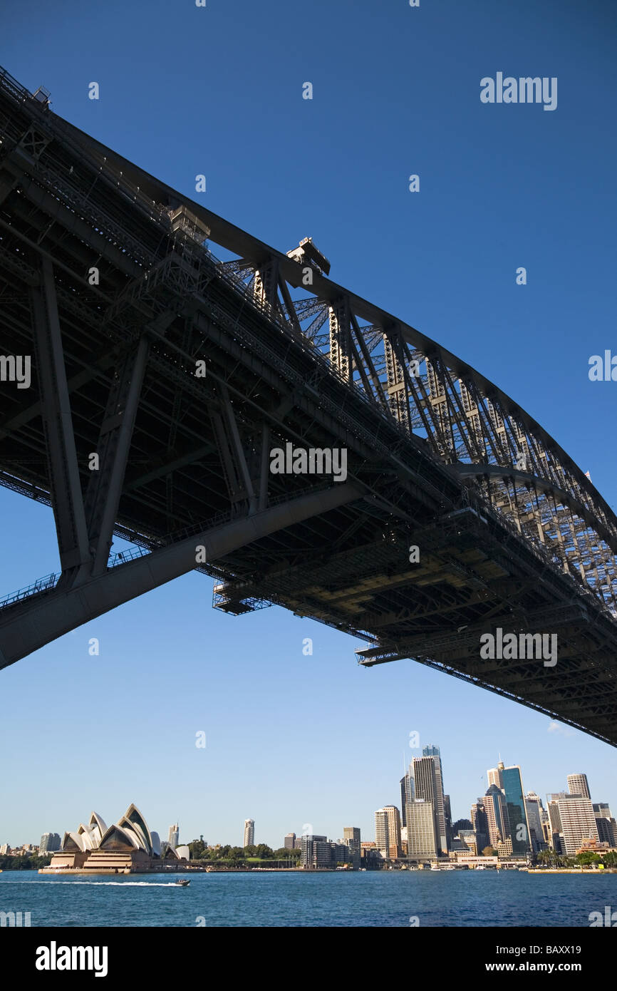 Due icone di Sydney Harbour Bridge e Opera House visto da Milson il punto sulla North Shore di Sydney, Nuovo Galles del Sud Australia Foto Stock