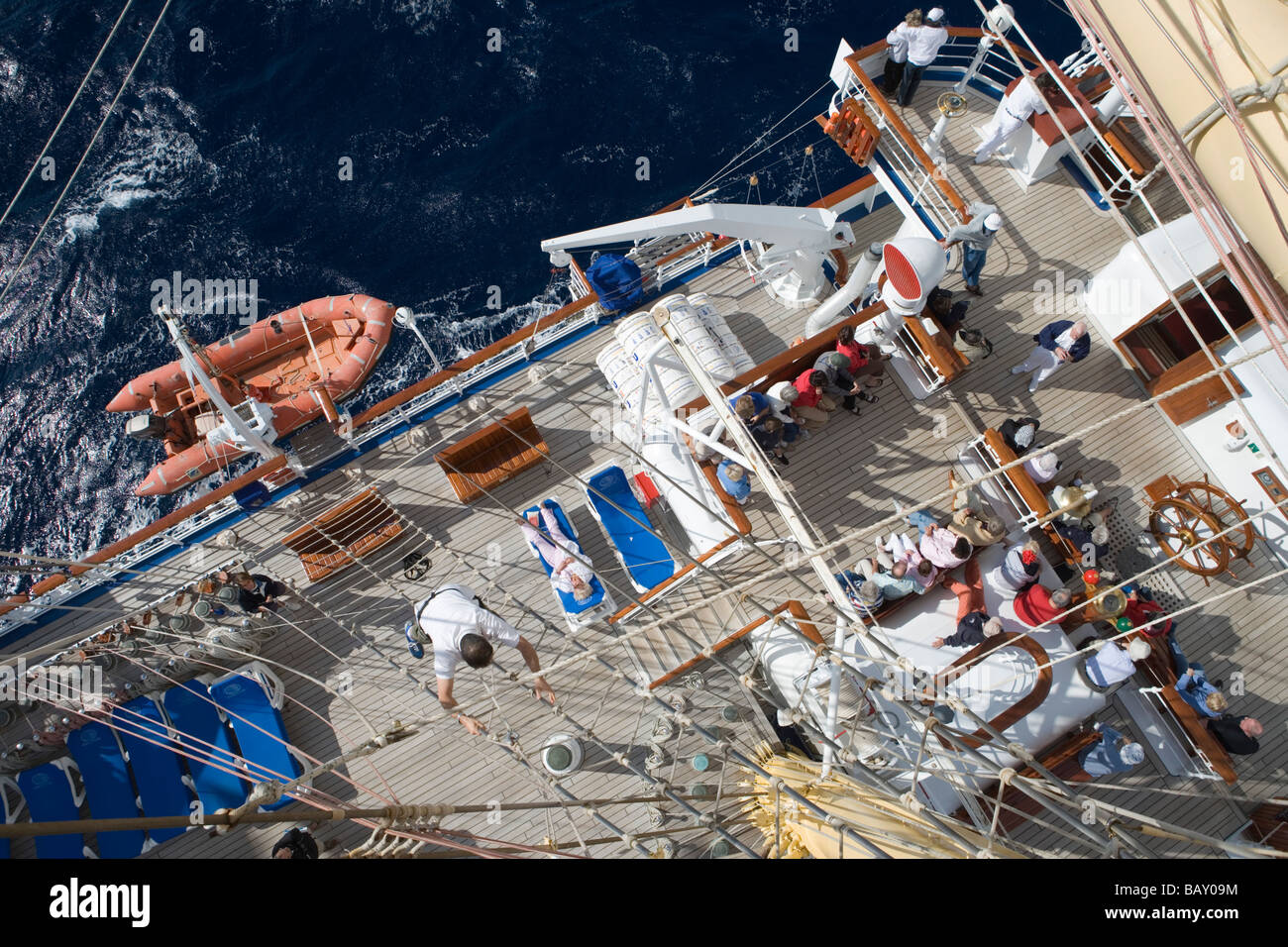 Il ponte visto dalla Royal Clipper Crow's Nest piattaforma, a bordo della barca a vela Cruiseship Royal Clipper (Star Clippers Crociere), Mediterranea Foto Stock