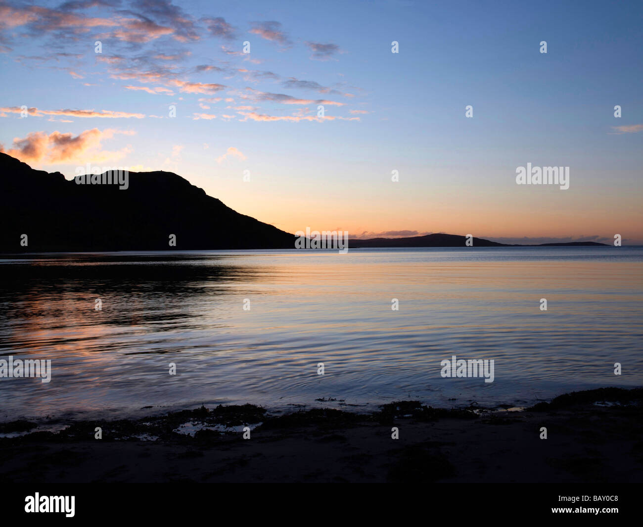 Tramonto sulla baia di Gruinard, dalla spiaggia Gruinard, Wester Ross, North West Highland scozzesi sulla costa nord 500 route Foto Stock