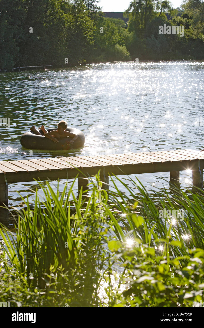 Ragazzo la balneazione a Wesslinger del lago in un giorno d'estate, Baviera, Germania Foto Stock
