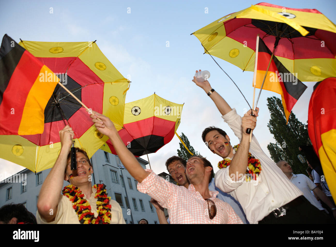 German soccer fans celebrando su Leopoldstrasse, Maxvorstadt, Monaco di Baviera, Germania Foto Stock