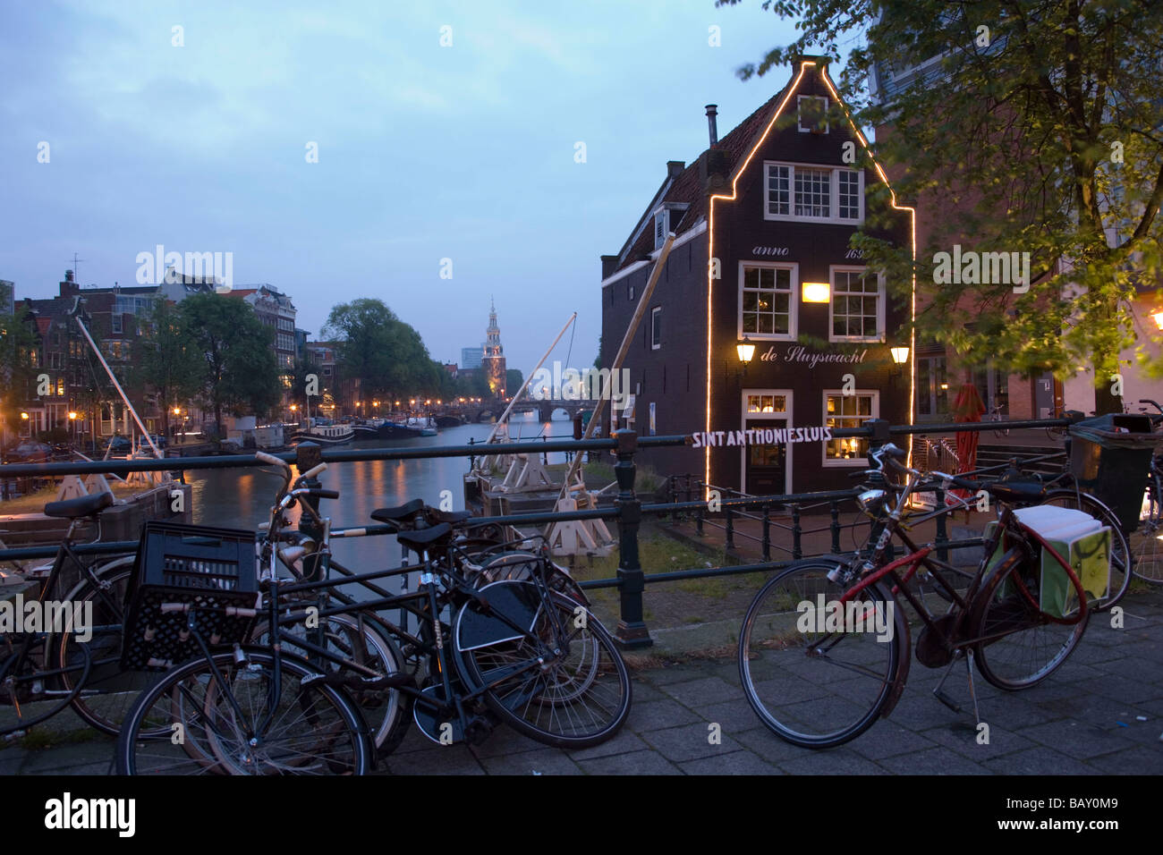 Biciclette, de Sluyswacht, Oude Schans, biciclette davanti a de Sluyswacht, una brown cafè, in serata, Oude Schans, Amsterdam, Foto Stock