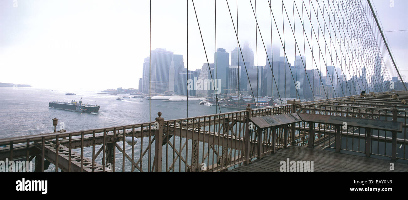Il Ponte di Brooklyn e lo skyline del centro cittadino di Manhattan, New York, Stati Uniti d'America Foto Stock