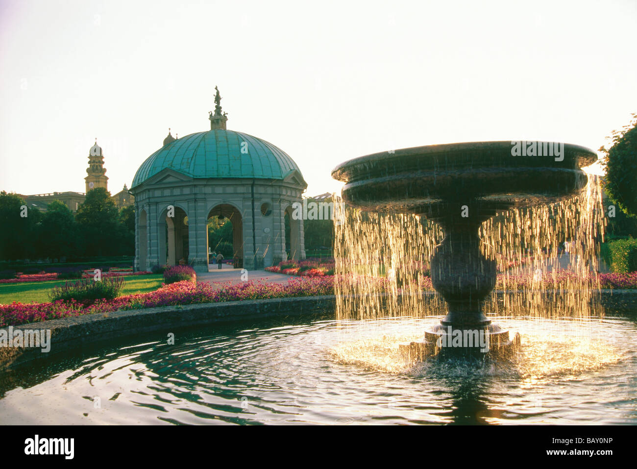 Padiglione e soleggiato fontana al Hofgarten, Monaco di Baviera, Germania Foto Stock