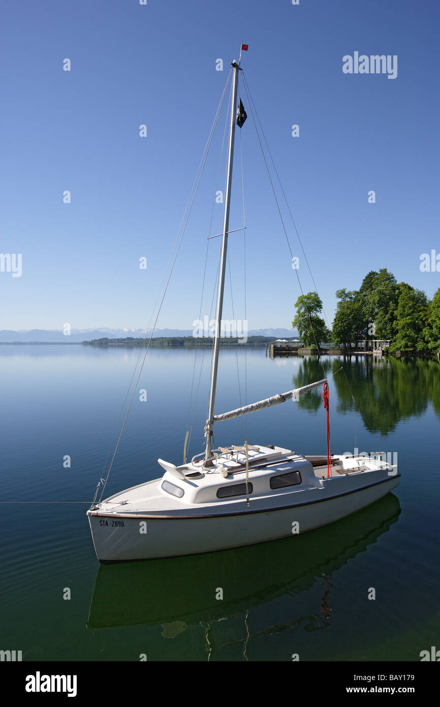 Barca sul Lago di Starnberg in un giorno di estate, Tutzing, Baviera, Germania Foto Stock