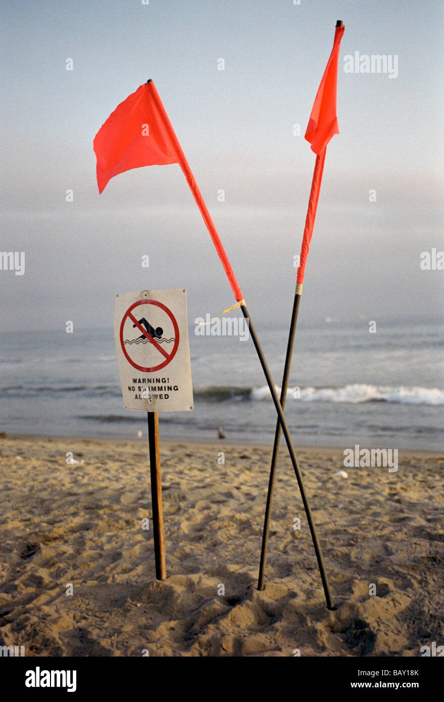 Bandiere rosse e un segno a Venice Beach, Los Angeles, California, Stati Uniti d'America Foto Stock