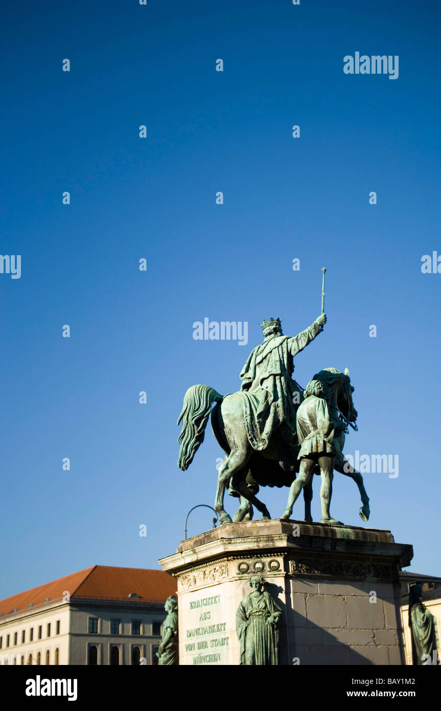 Monumento equestre su un alto piedistallo, Monaco di Baviera, Germania Foto Stock