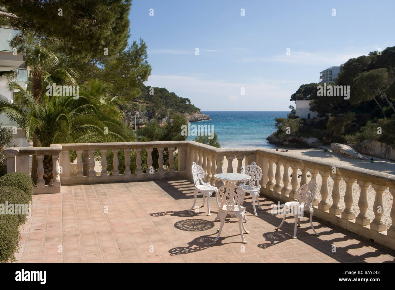 La terrazza che si affaccia su Cala Santanyi Cove, Cala Santanyi, Maiorca, isole Baleari, Spagna Foto Stock