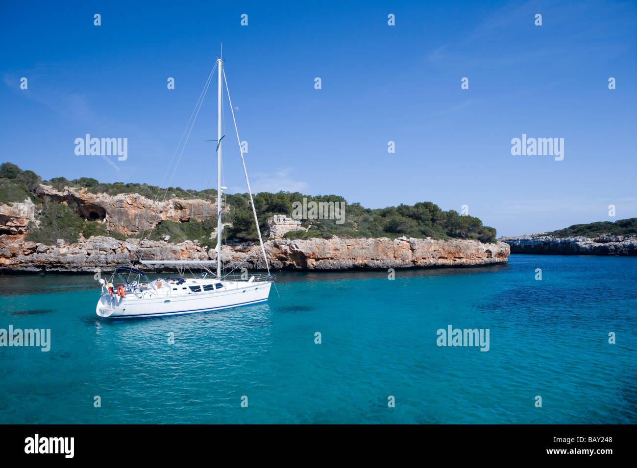 Barca a vela a Cala sa Nau Cove, Cala sa Nau, Maiorca, isole Baleari, Spagna Foto Stock