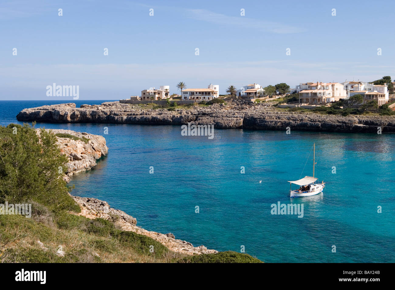 La pesca in barca a Cala Marcal Cove, Cala Marsal, Maiorca, isole Baleari, Spagna Foto Stock