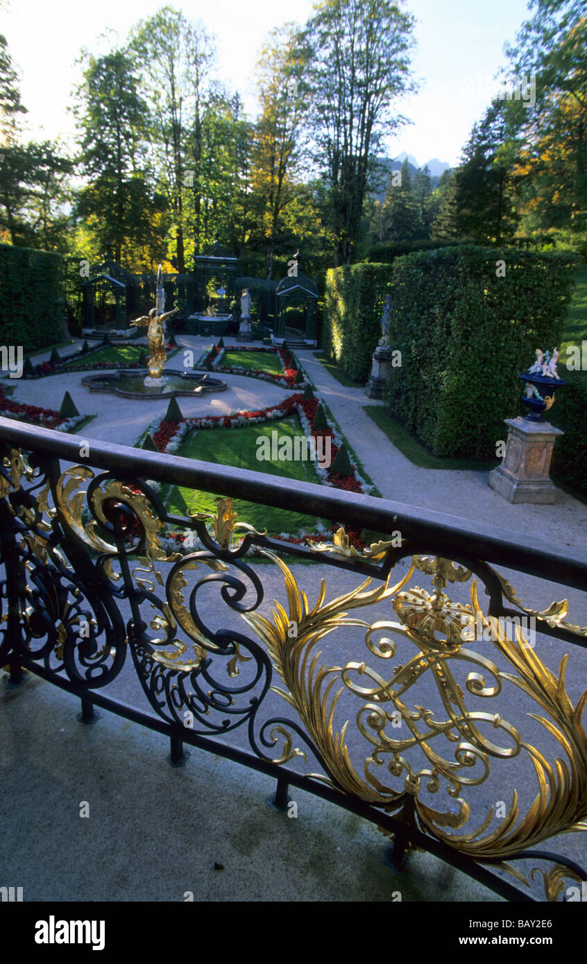 Vista da un balcone presso il castello di Linderhof nella valle Graswang, Baviera, Germania Foto Stock