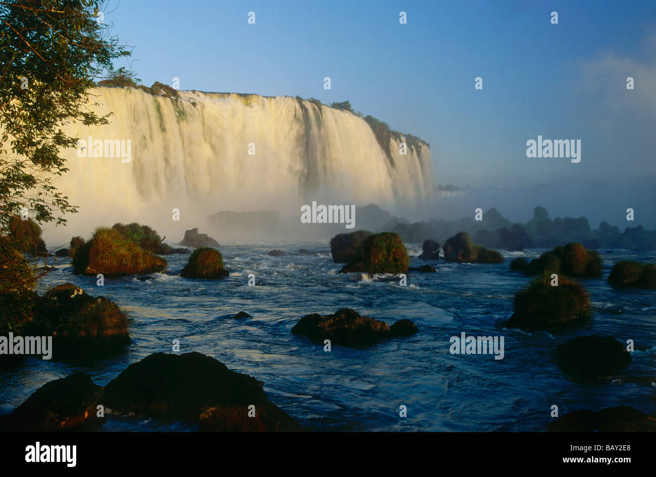 Iguassu Falls all'imbrunire, terra di confine di Brasile e Argentina, Sud America Foto Stock