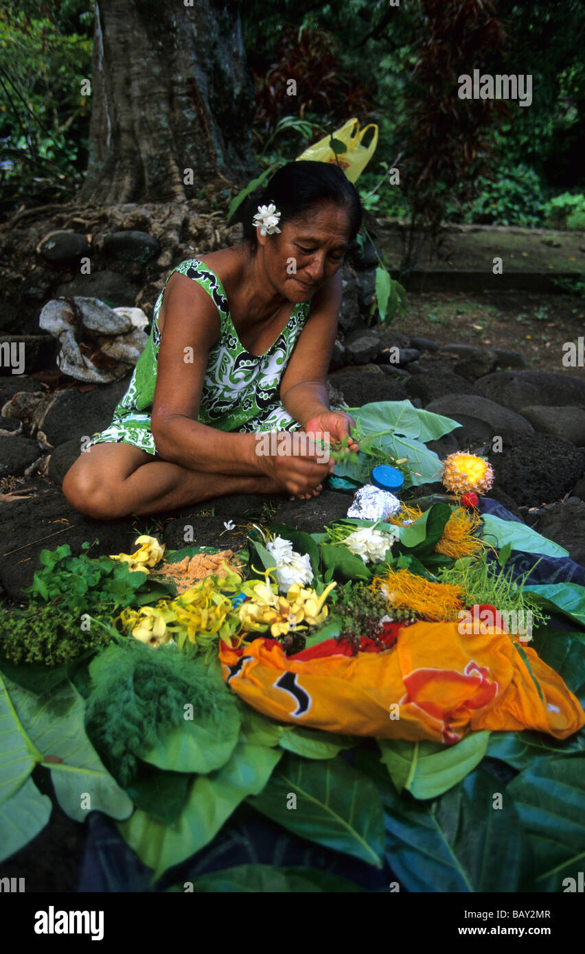Una donna indigena il legame mazzi di fiori nel villaggio di Omoa, isola di Nuku Hiva, Polinesia Francese Foto Stock Una donna indigena il legame mazzi di fiori nel villaggio di Omoa, isola di Nuku Hiva, Polinesia Francese Foto Stock