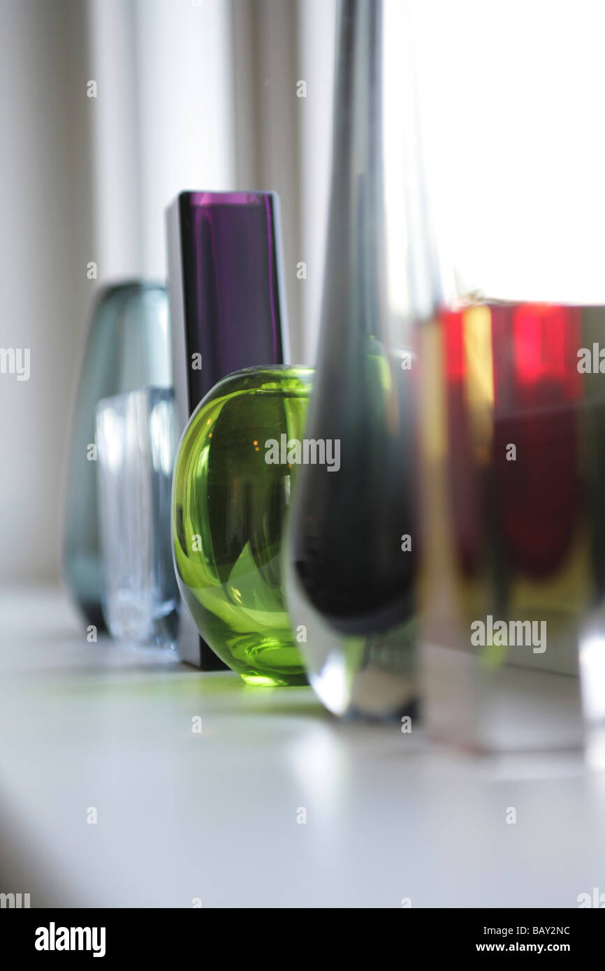 Vasi di vetro sul davanzale della finestra, decorazione, Home, lo stile di vita Foto Stock