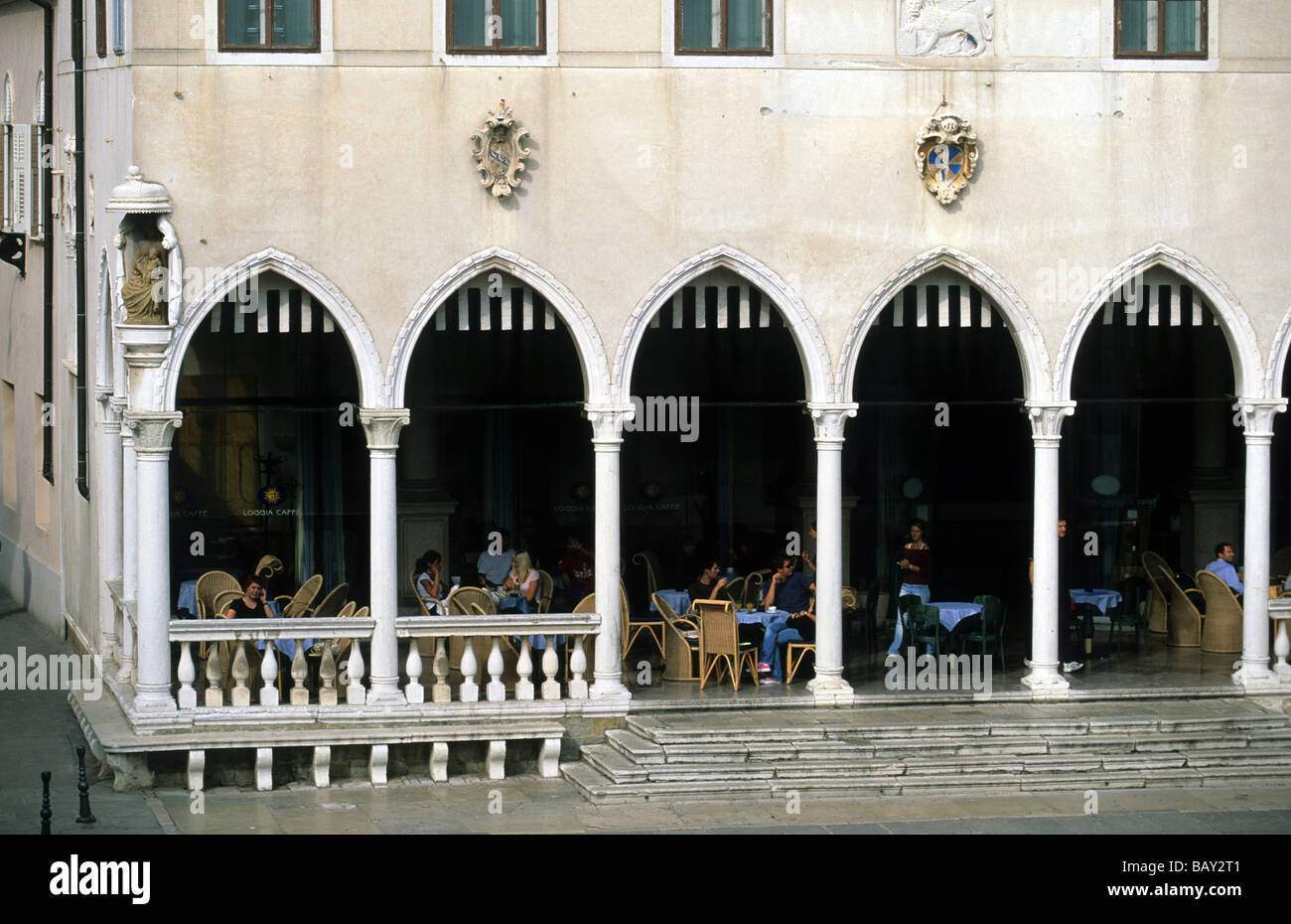 Cafe nel centro storico di Capodistria, Slovenia Foto Stock