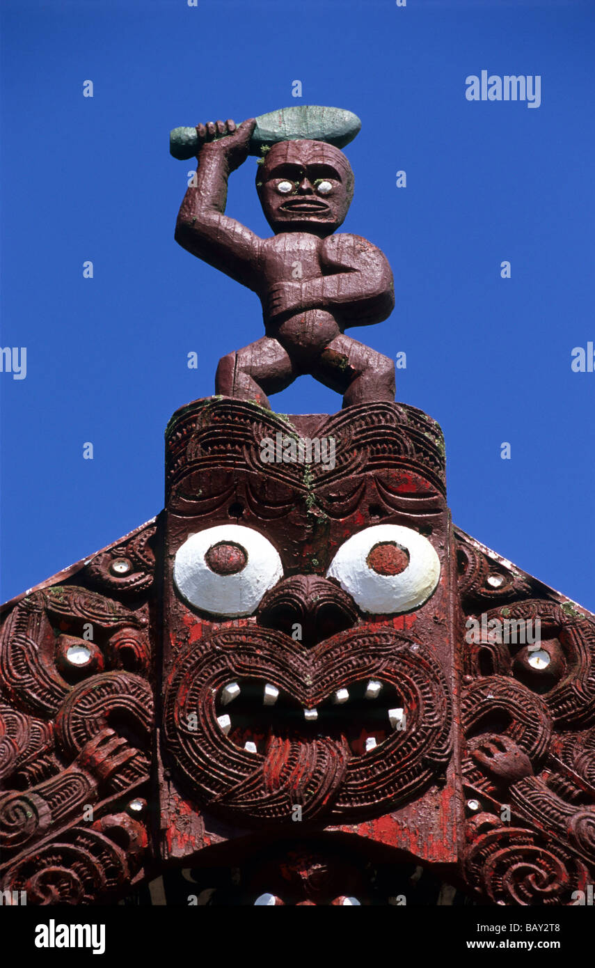 Sculture in legno su una marea, un luogo di incontro dei Maori a Rotorua, Isola del nord, Nuova Zelanda Foto Stock