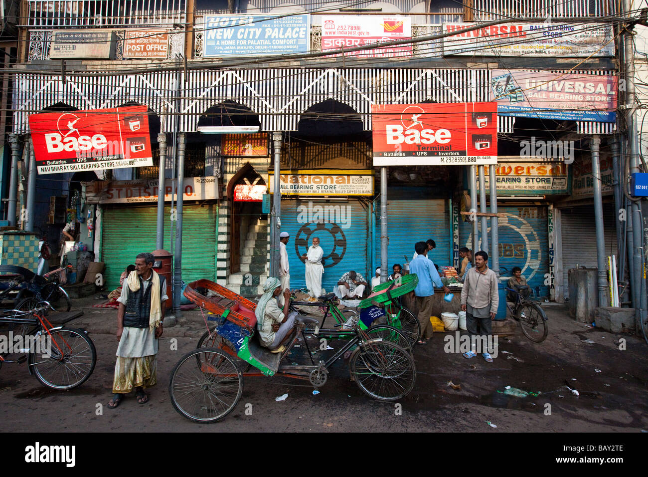 Scena di strada nella Vecchia Delhi India Foto Stock