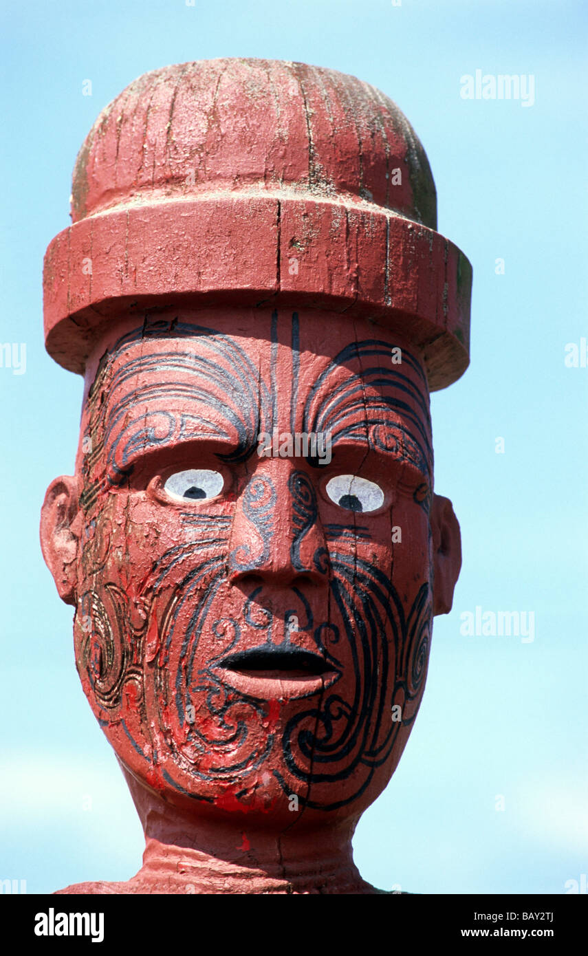 Scaulpture in legno su una marea, un luogo di incontro dei Maori a Rotorua, Isola del nord, Nuova Zelanda Foto Stock