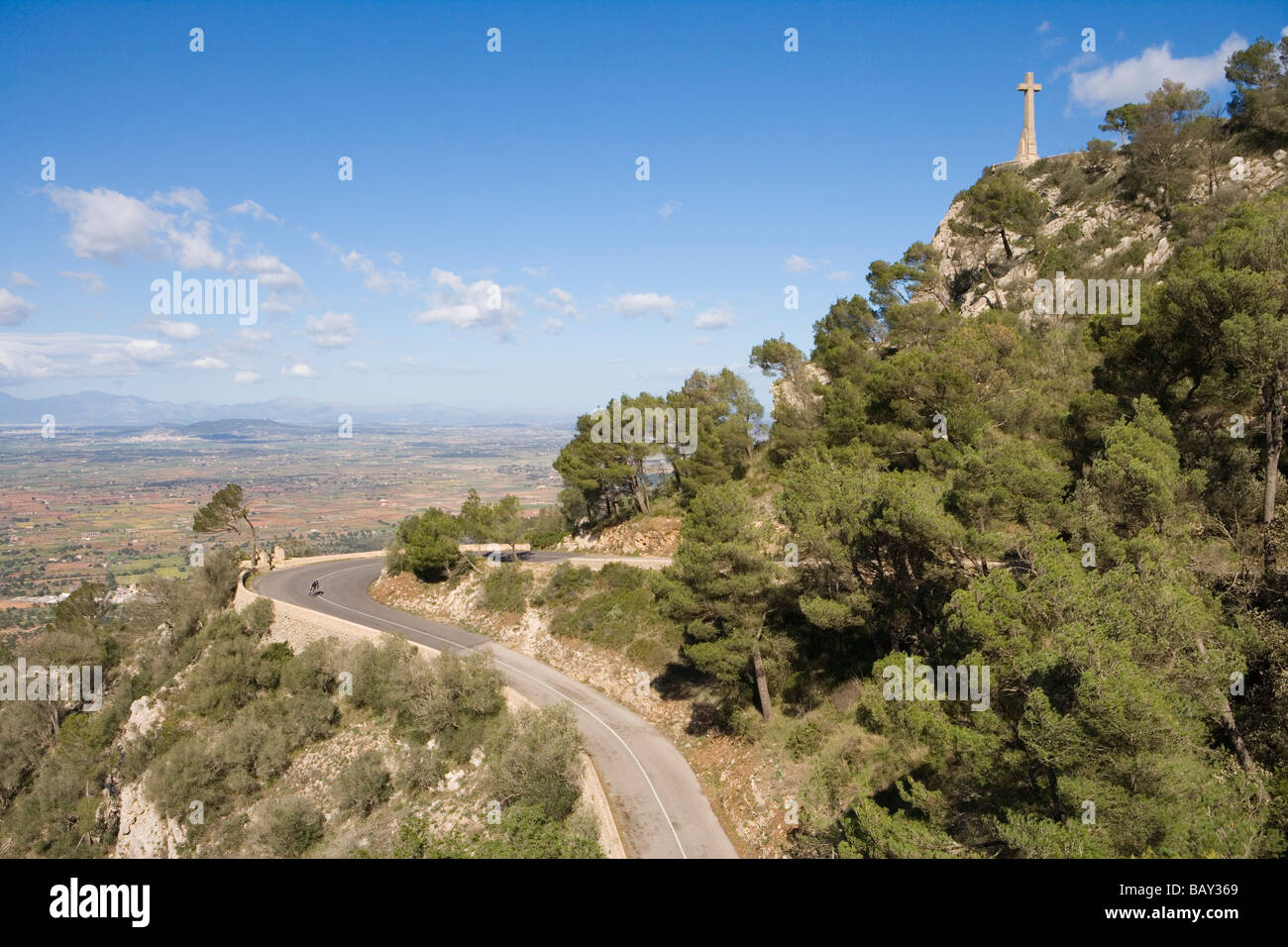 Strada a serpentina per Castell de Santueri e croce di Ermita de San Salvador, vicino a Felanitx, Maiorca, isole Baleari, Spagna Foto Stock