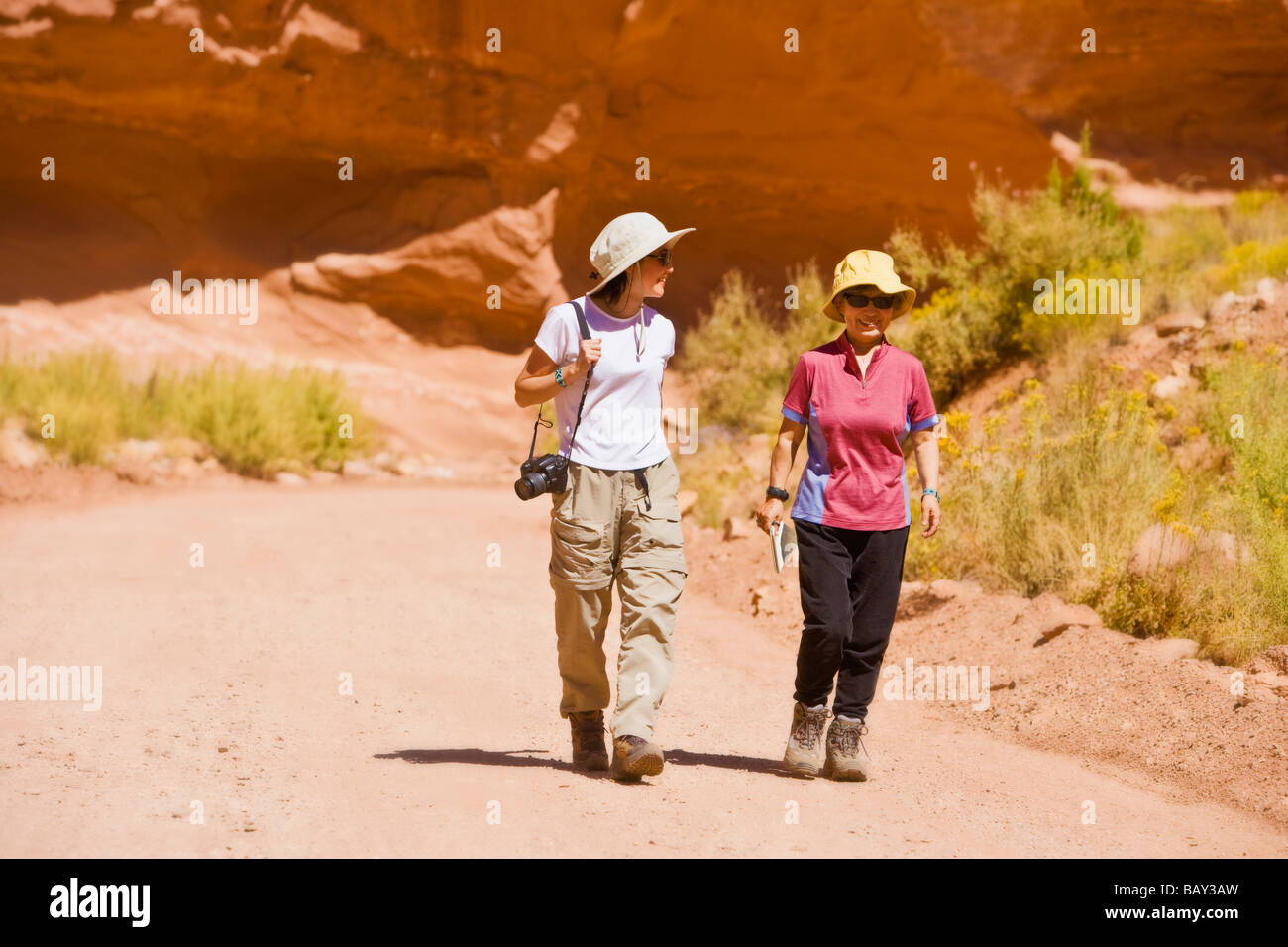 Donne asiatiche a piedi nel deserto Foto Stock
