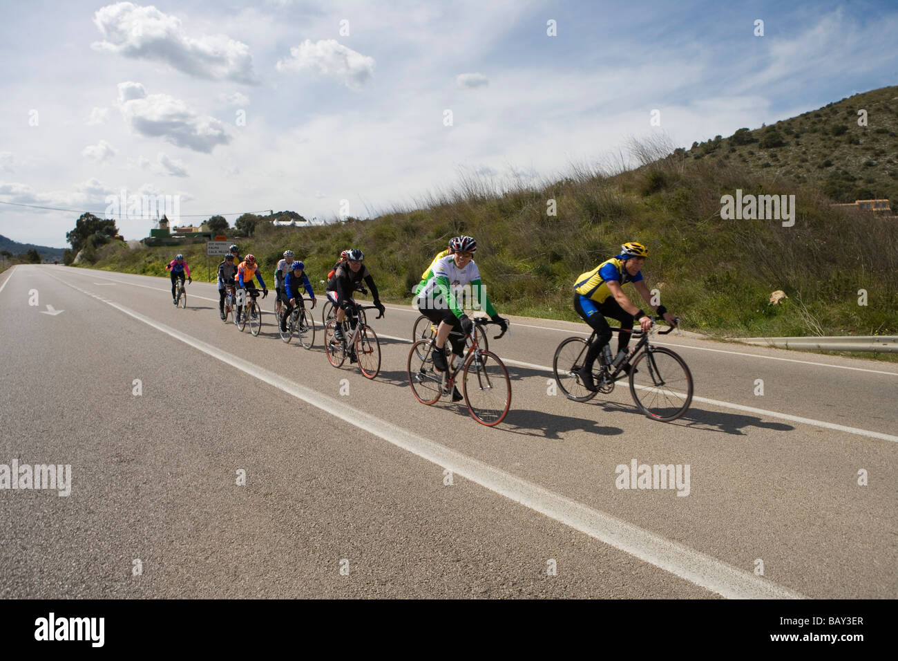 I ciclisti su strada, vicino a Son Servera, Maiorca, isole Baleari, Spagna Foto Stock