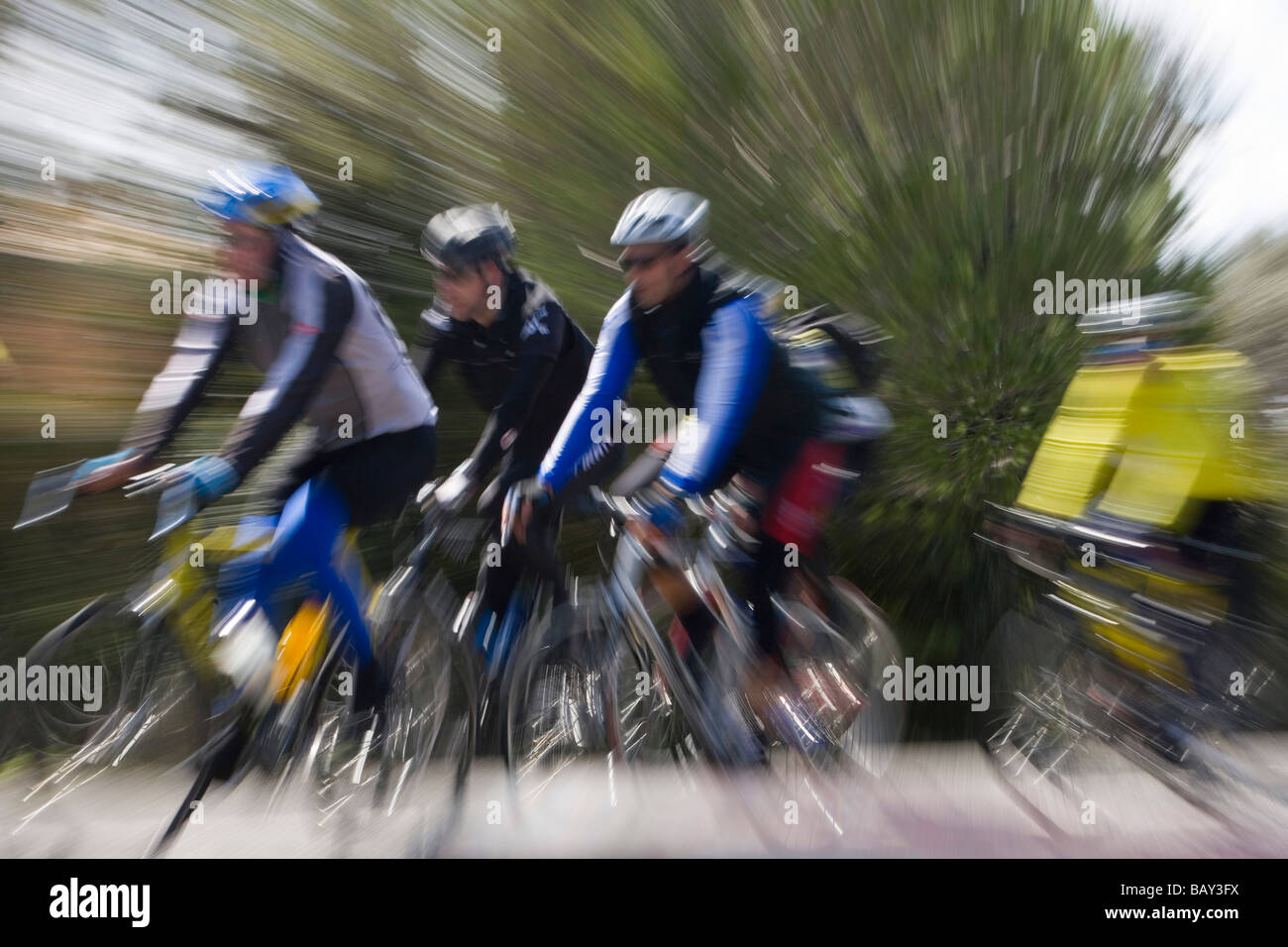 I ciclisti su strada di campagna, vicino a Arta, Maiorca, isole Baleari, Spagna Foto Stock