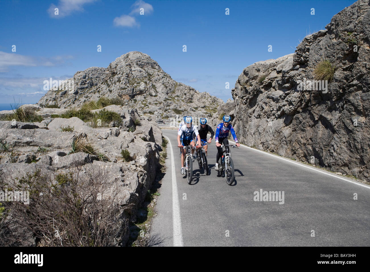 I ciclisti su Sa Calobra Mountain Road, vicino a Cala de Sa Calobra, Maiorca, isole Baleari, Spagna Foto Stock