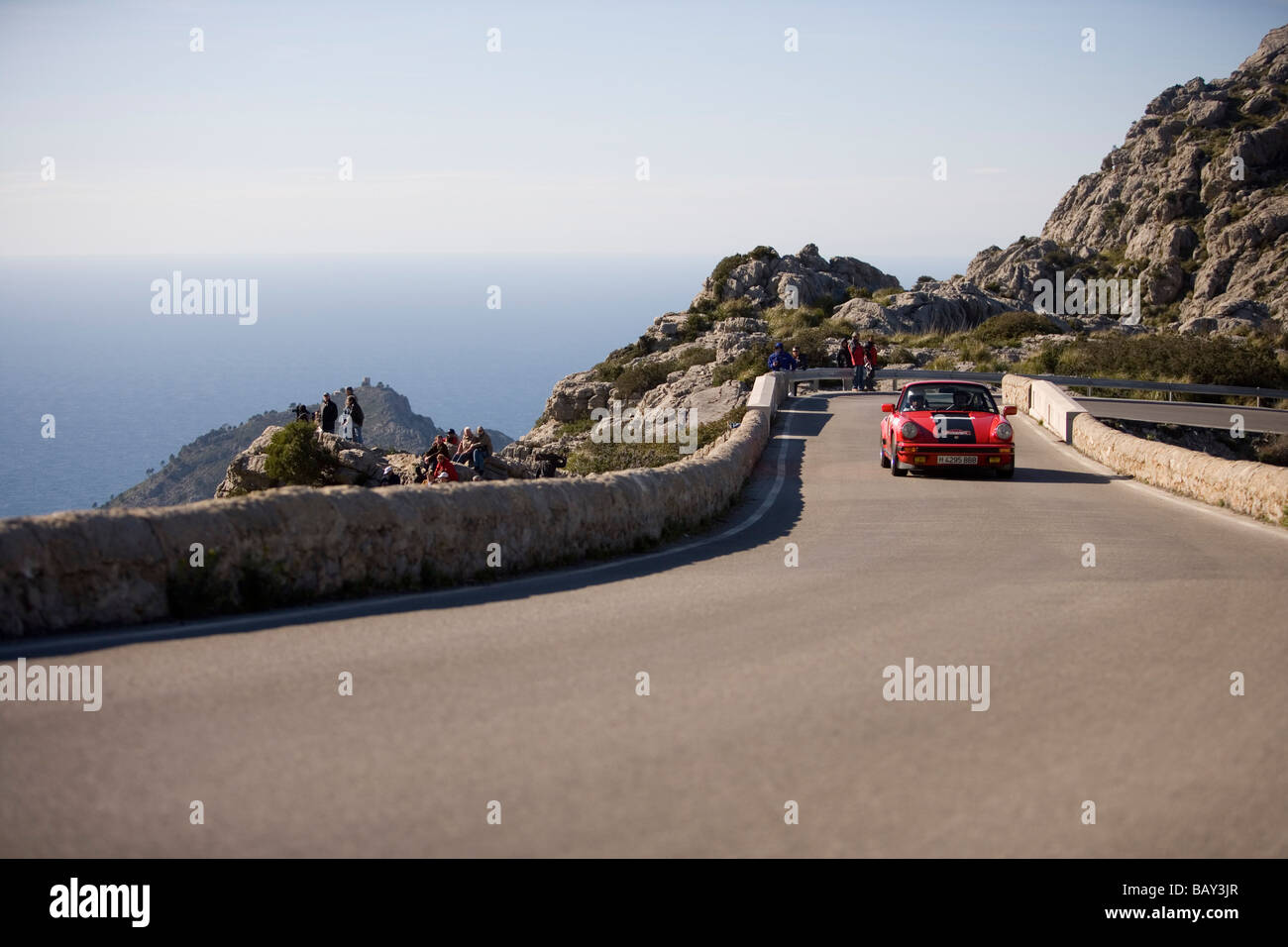 Porsche 911 sulla curva di Papillon di Sa Calobra strada di montagna, Rally classico Isla Mallorca, vicino a Cala de Sa Calobra, Mallorca, Balear Foto Stock