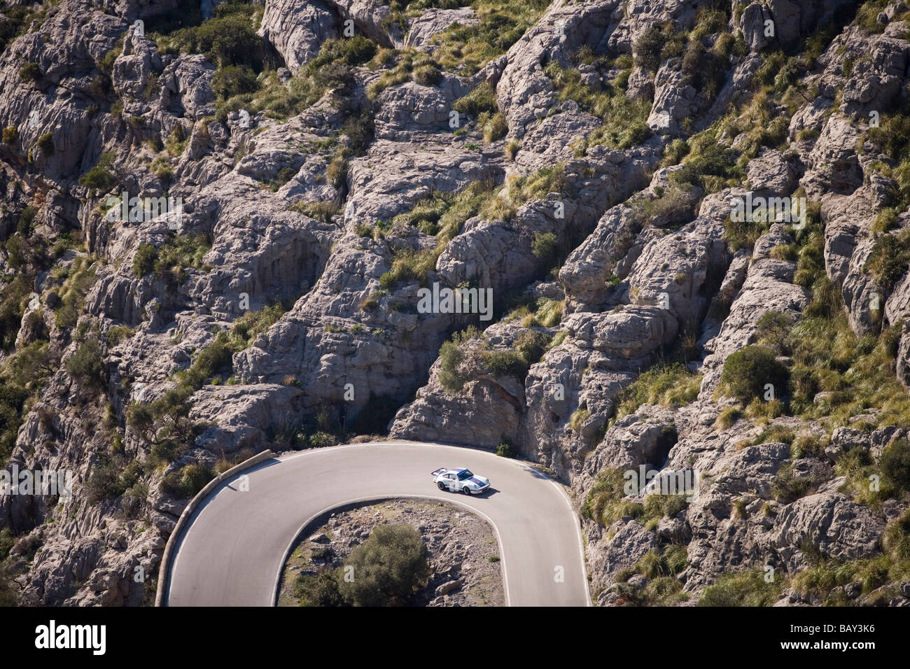 Porsche 911 sulle serpentine di Sa Calobra strada di montagna, Rally classico Isla Mallorca, vicino a Cala de Sa Calobra, Maiorca, Baleari Foto Stock