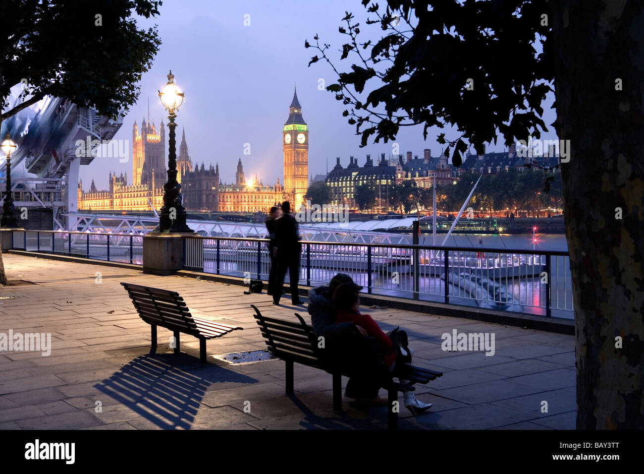 Vista dal Queens a piedi verso le Case del Parlamento con il Big Ben e la Torre dell Orologio e il London Eye, Southwark, Londra, Inghilterra, UE Foto Stock