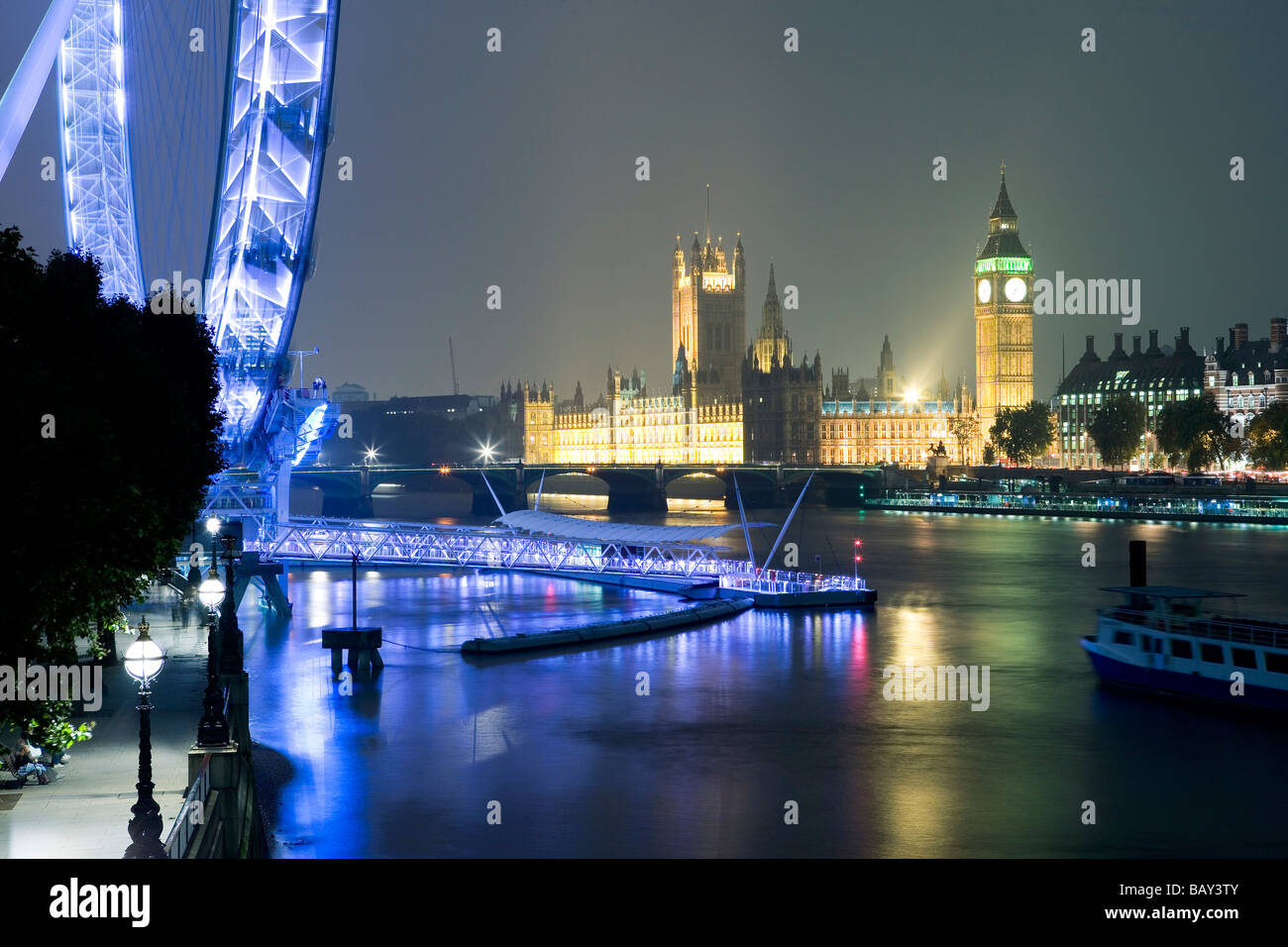 Vista dal Queens a piedi verso le Case del Parlamento con il Big Ben e la Torre dell Orologio e il London Eye, Southwark, Londra, Inghilterra, UE Foto Stock