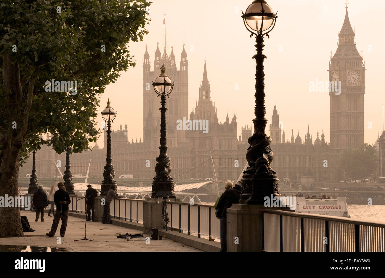 Vista dal Queens a piedi verso le Case del Parlamento con il Big Ben e la Torre dell Orologio, Southwark, Londra, Inghilterra, Europa Foto Stock