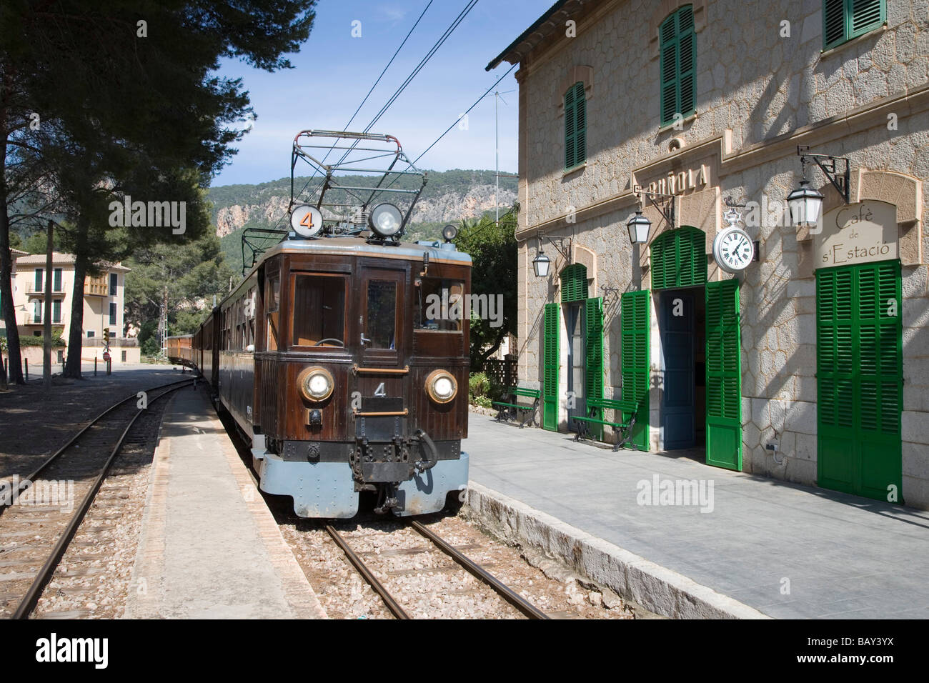 Fulmine rosso, treno da Palma a Soller a Bunyola Stazione, Bunyola, Maiorca, isole Baleari, Spagna Foto Stock