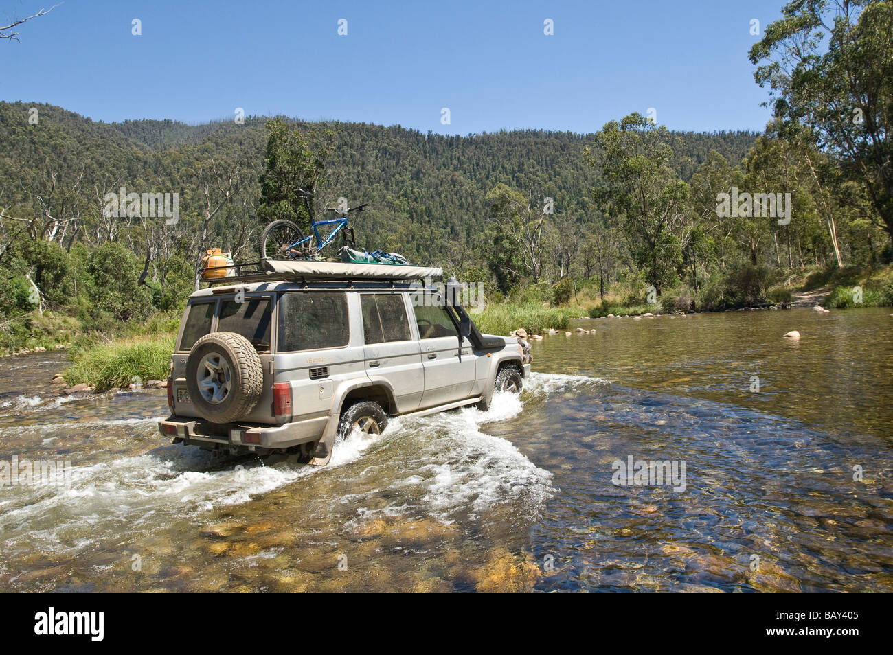 La trazione a quattro ruote motrici auto attraversando le pianure paludose Creek Valley Geehi Kosciuszko Parco Nazionale del Nuovo Galles del Sud Australia Foto Stock